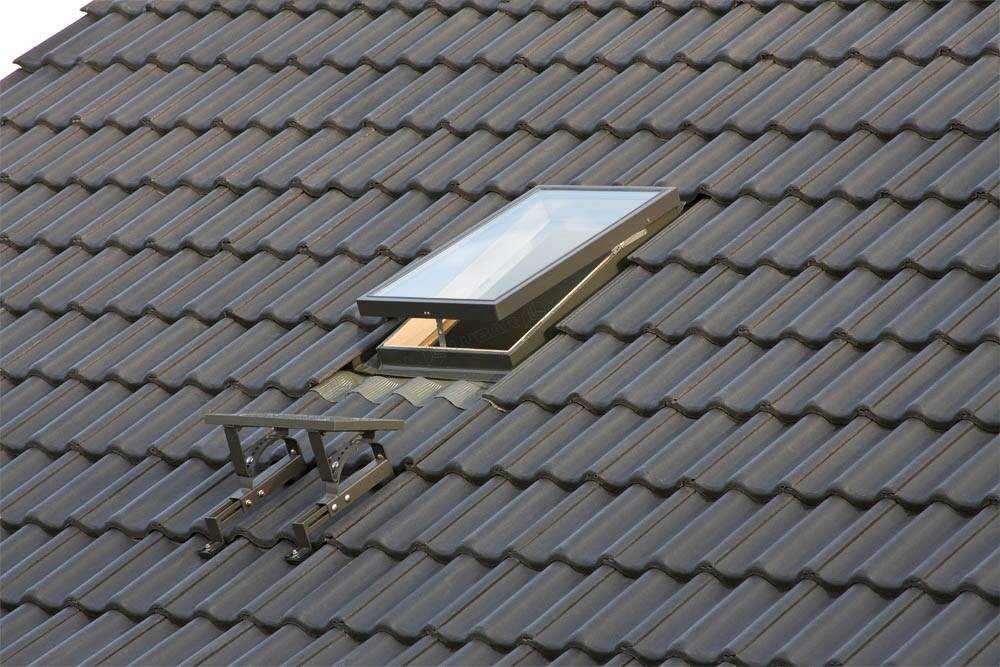 Wyłaz dachowy WGI z kołnierzem 46x75 RAL 9005